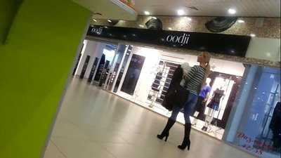 சூப்பர் மார்க்கெட்டில் குளிர்ச்சியான குஞ்சு.